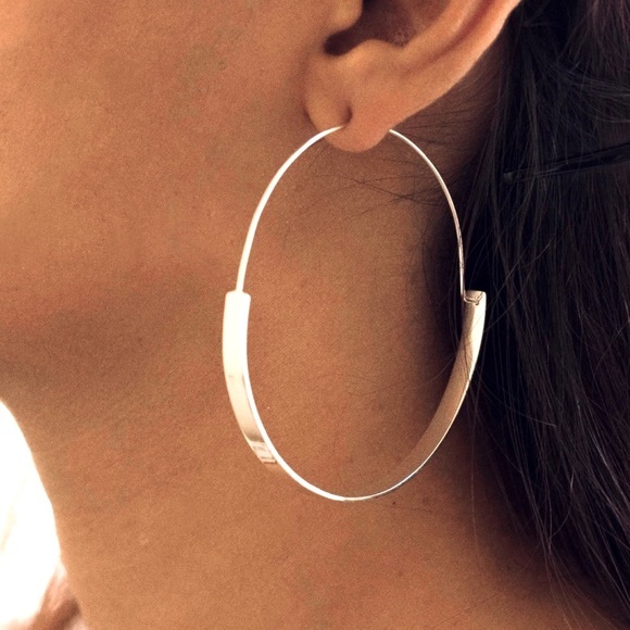 - NEW~ Anthropologie Annelise Hoop Earrings silver - Picture 1 of 2